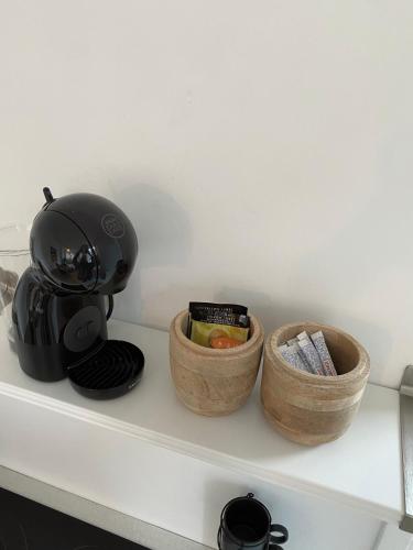 a kitchen counter with two baskets and a blender at Cosy Alba plein centre Visé in Visé