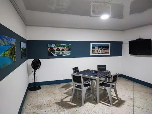 - une salle à manger avec une table et des chaises dans l'établissement BUGA Casa Palermo Boutique Hotel, à Buga