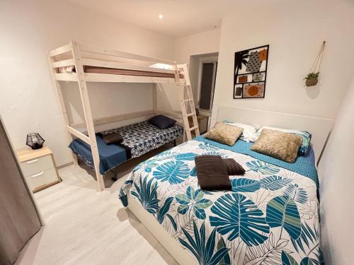 ein Schlafzimmer mit einem Bett und einem Etagenbett in der Unterkunft Le Briotin Moderne Plein Pied Un-Séjour-à-Part in Briey