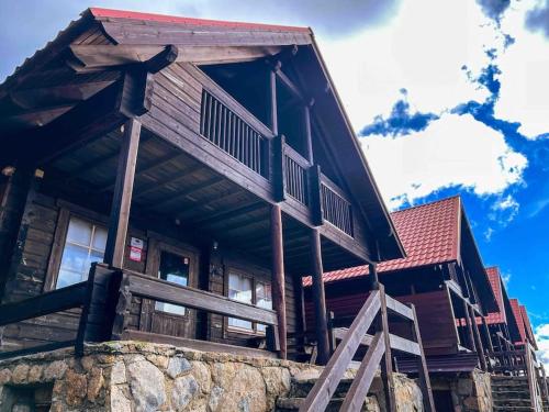 uma grande casa de madeira no topo de uma montanha em Chalé do Sossego Serra da Estrela em Cortes do Meio