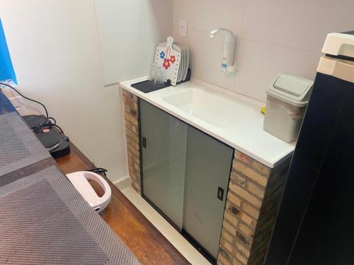 mała łazienka z umywalką i toaletą w obiekcie SUITES VISTA MAR AZUL w mieście Saquarema