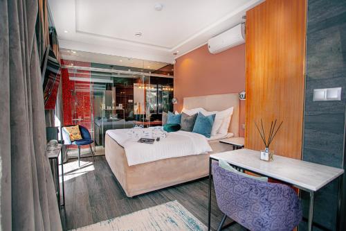 una camera con letto, tavolo e sedie di Hill Valley Asilah - Luxury Living & Boutique Hotel a Asilah