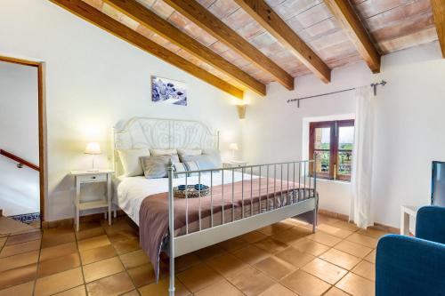 1 dormitorio con 1 cama en una habitación en Can Nin en Santanyí