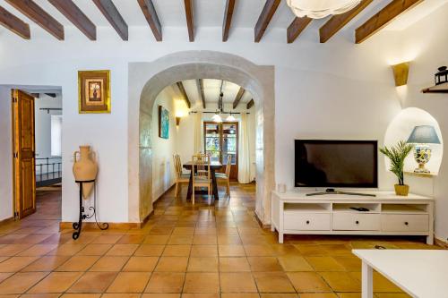 a living room with a television and a table at Can Nin in Santanyi