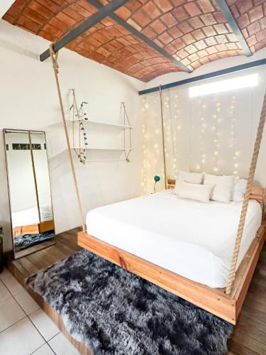 een slaapkamer met een schommelbed en een tapijt bij Best Location in Sayulita + Walk to Everything in Sayulita