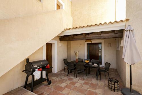 a kitchen and dining room with a table and a grill at Can Noves - Villa de 3 Suites in Sant Francesc Xavier