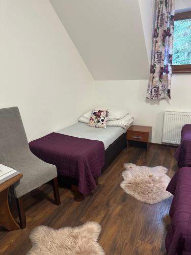 1 dormitorio pequeño con 1 cama y 1 silla en Dolce Vita en Ustroń