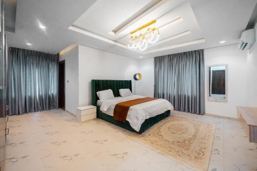 Un dormitorio con una cama grande y una lámpara de araña. en Luxurious 3 Bedroom Apartment at Victoria Island en Lagos
