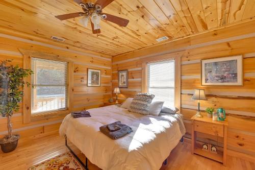 una camera con un letto in una baita di tronchi di Secluded Retreat BBQ, Lawn Games, and Fire Pit! a Beattyville