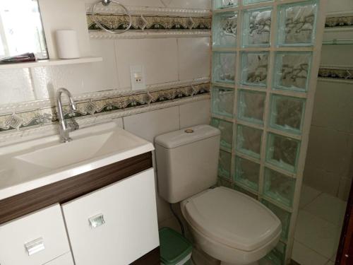 Baño pequeño con aseo y lavamanos en Apartamento cobertura em balneário Camboriú, en Balneário Camboriú