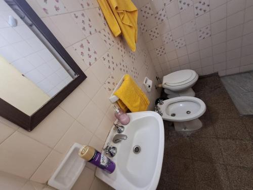 a bathroom with a sink and a toilet at Alojamiento Marlugm in Corrientes