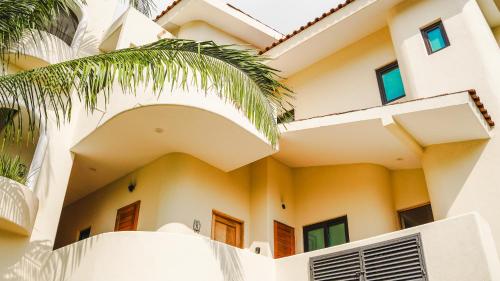 Bangunan di mana terletaknya aparthotel ini
