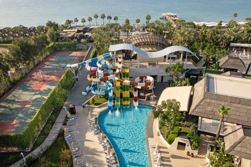 een luchtzicht op een waterpark in een resort bij Dobedan Exclusive Hotel & Spa ''Ex Brand Alva Donna Exclusive Hotel & Spa'' in Belek