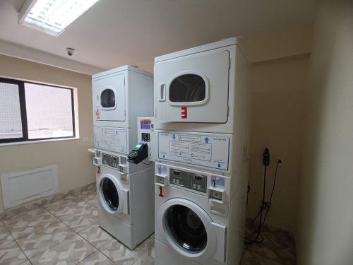 two washing machines are in a laundry room at Apto-Flat Excelente Localização Centro-Batel - Somente Familiares in Curitiba