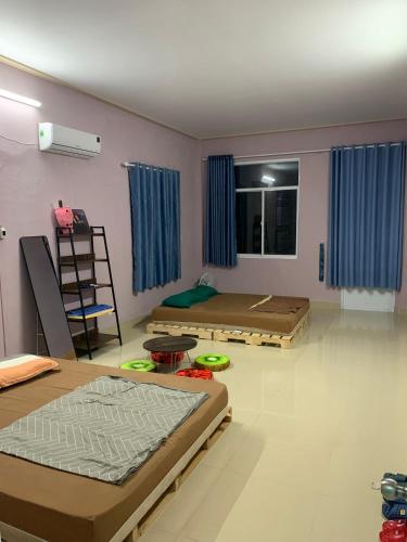 Кровать или кровати в номере The Vinyl Homestay