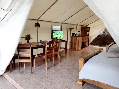 Postel nebo postele na pokoji v ubytování Volcano Tenorio Glamping Ranch - 3 Tents
