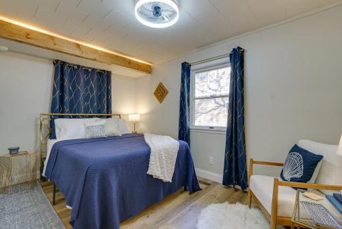 1 dormitorio con 1 cama con cortinas azules y ventana en Lakefront Getaway in Leesburg with Dock and Kayaks!, 