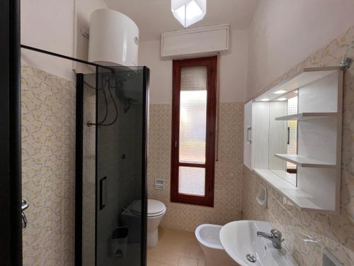 皮淋奇皮納阿馬烈的住宿－Casa Pineta，带淋浴、卫生间和盥洗盆的浴室