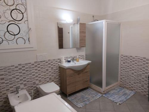 W łazience znajduje się umywalka, prysznic i toaleta. w obiekcie Borgo’s app w Bolonii