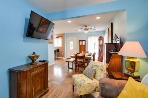 Φωτογραφία από το άλμπουμ του Eclectic Iowa City Cottage with Fire Pit! σε Iowa City