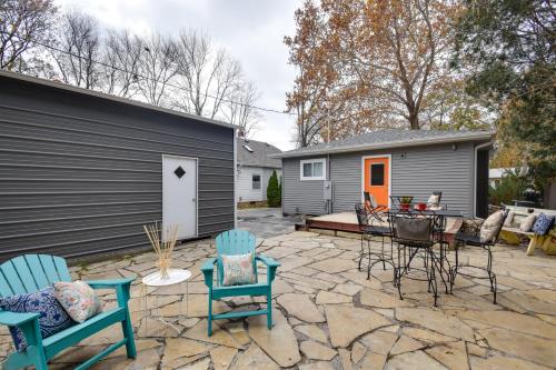 Φωτογραφία από το άλμπουμ του Eclectic Iowa City Cottage with Fire Pit! σε Iowa City