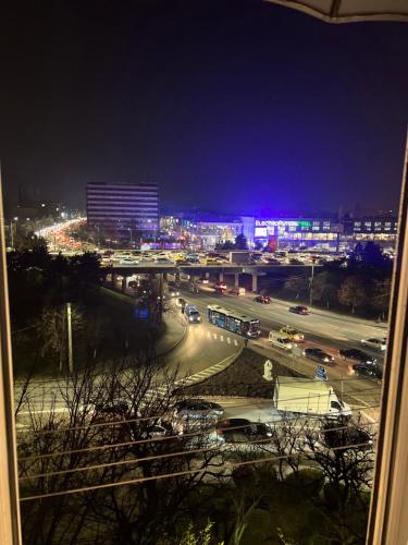 una finestra con vista sulla città di notte di GRAY APARTAMENT a Craiova