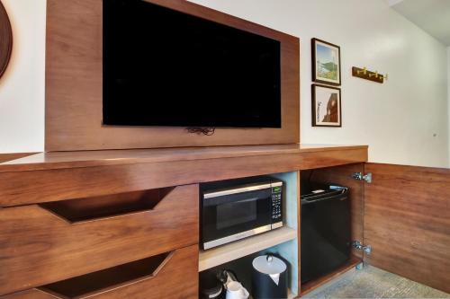 a flat screen tv sitting on top of a entertainment center at Hampton Inn & Suites by Hilton Hemet Menifee Murrieta in Hemet