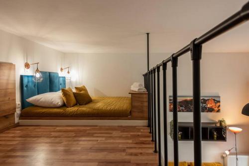 1 dormitorio con 1 cama con cabecero azul en Apartment Mountain 40m2 balkon antresola 4 osoby, en Cracovia