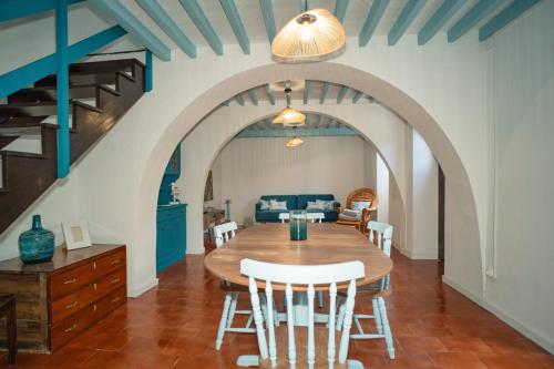 una cucina e una sala da pranzo con tavolo e sedie di H2O - próximo das melhores praias da costa sul a Vila Franca do Campo