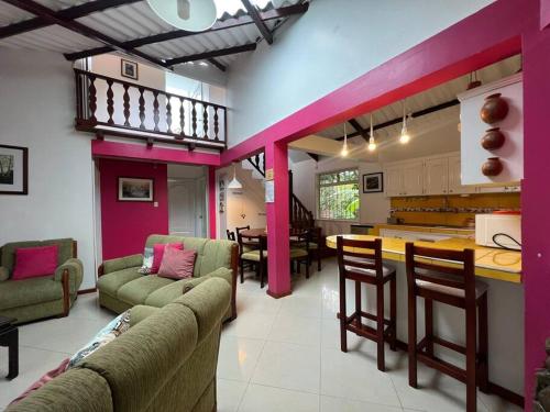 The lounge or bar area at Casa vacacional ideal para familias / Los Reyes