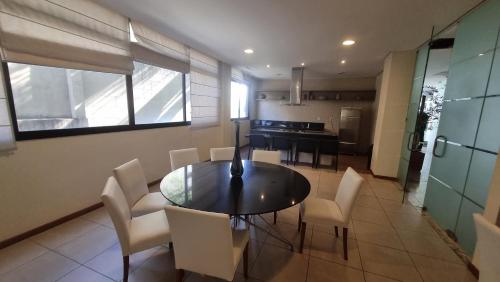 a kitchen and dining room with a table and chairs at Apartamento Solar Rio Vermelho in Salvador