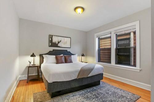 een slaapkamer met een groot bed en een raam bij 1BR Vibrant & Inviting Apt in Chicago - Montrose 2E in Chicago