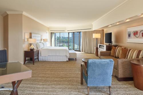 una camera d'albergo con letto e divano di The Westin Kansas City at Crown Center a Kansas City