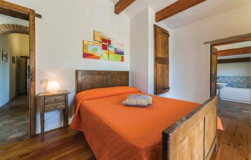 una camera con un letto e una coperta arancione di La Tufaia a Città di Castello
