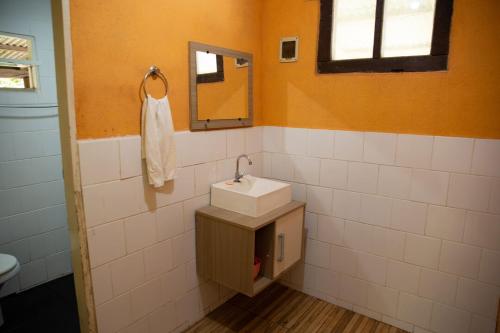 y baño con lavabo y espejo. en Casa de Campo com piscina em Marechal Floriano ES, en Marechal Floriano