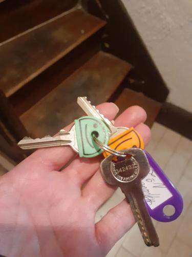 une personne tenant une paire de clés dans la main dans l'établissement T2 proche gare avec wifi, à Chartres