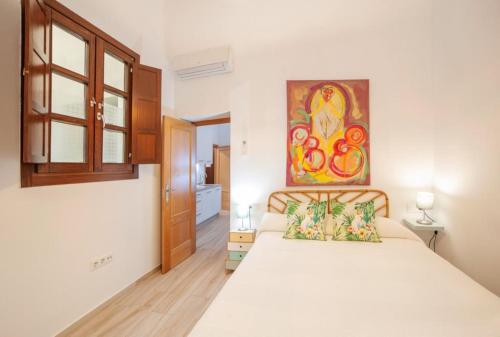 セビリアにあるHispalis Castillaのベッドルーム1室(ベッド1台付)が備わります。壁には絵画が飾られています。