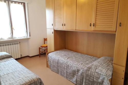Habitación pequeña con 2 camas y ventana en Verona Est Due, en San Martino Buon Albergo