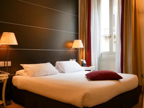 a hotel room with a large bed with white pillows at TownHouse 33 in Milan