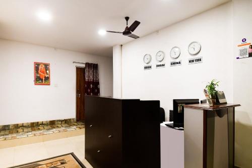 a living room with a ceiling fan in a room at Flagship 85554 Hotel Premium Hari in Jamshedpur