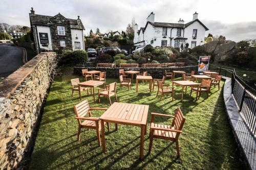 un grupo de mesas y sillas en el césped en Oakbank at The Angel Inn, en Bowness-on-Windermere