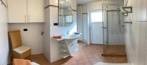 uma casa de banho com um lavatório e um chuveiro em Ferienwohnung am Schloss 