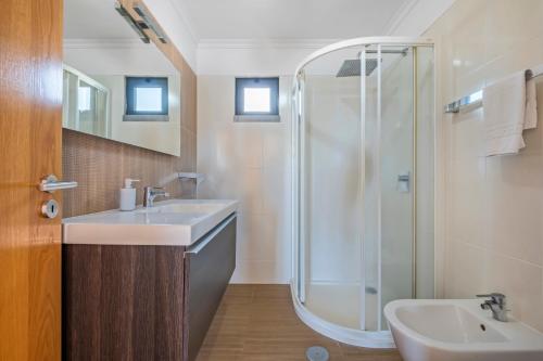 un baño con lavabo y ducha en Vila Brava Cottage, en Ribeira Brava