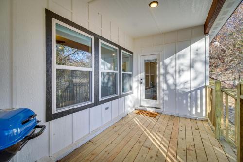 Φωτογραφία από το άλμπουμ του Near Grand Lake Charming Grove Home with Deck σε Grove