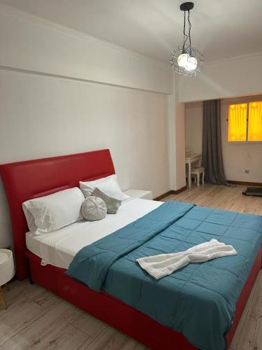 sypialnia z dużym łóżkiem i niebieskim kocem w obiekcie Lovely house in Luanda Centre with treadmill w mieście Luanda