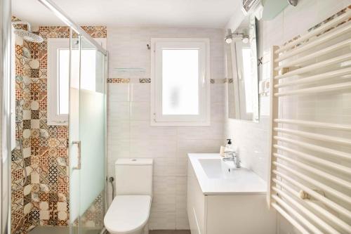 La salle de bains est pourvue de toilettes, d'un lavabo et d'une douche. dans l'établissement Penthouse in Old Town, 100m from the beach, à Fuengirola