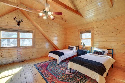 2 camas en una cabaña de madera con ventilador de techo en Mountain-View Blue Ridge Cabin on Over 2 Acres!, en Sparta