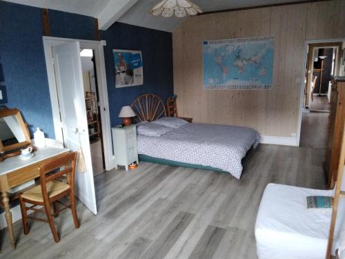 a bedroom with a bed and a table and a desk at Appartement centre ville classé unesco in Le Havre