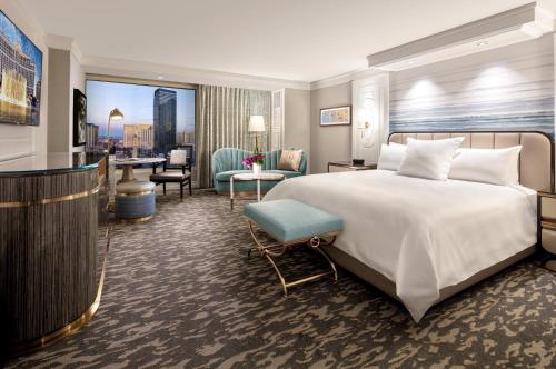 sypialnia z dużym łóżkiem i salonem w obiekcie Bellagio w Las Vegas