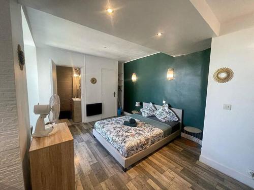 une chambre avec un lit et un mur végétal dans l'établissement Studio Montpellier Gare St Roch 2 personnes, à Montpellier